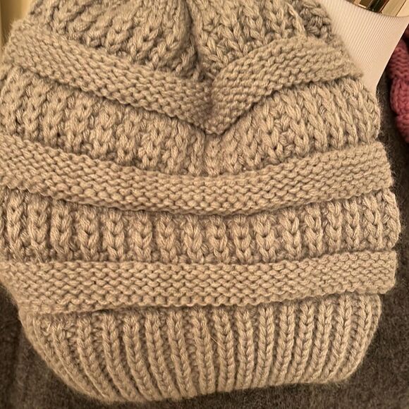 SET OF TWO BEANIES - Picture 3 of 4